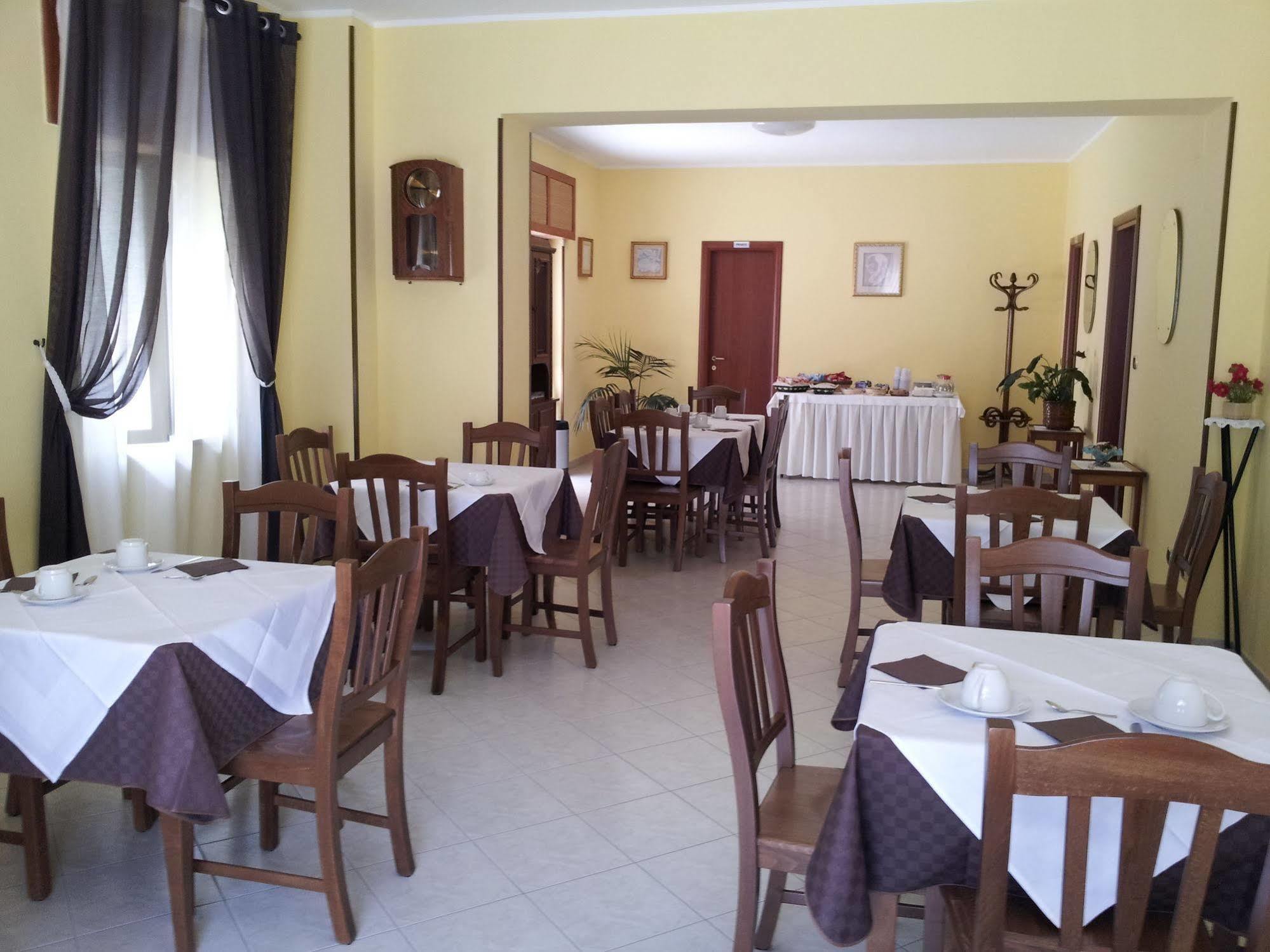 Holiday B&B Vico Del Gargano Bagian luar foto